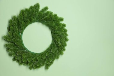 Açık yeşil duvardaki güzel Noel çelengi, metin için yer