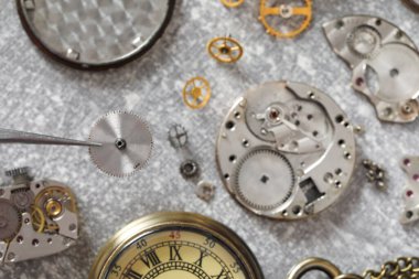 Klasik kol saati mekanizması, vites ve alet gri masa, düz konum