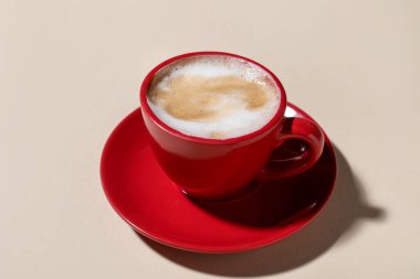 Bej arka planda bir fincan aromatik kahve, yakın plan.