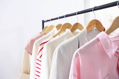 Farklı şık kıyafetler askıda asılı, kapalı, yakın çekim.