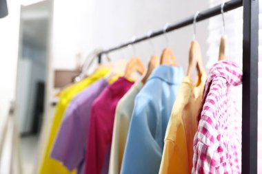Farklı şık kıyafetler askıda asılı, kapalı, yakın çekim.