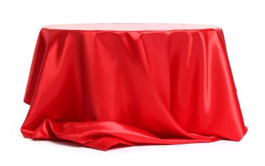 Beyaz üzerine izole edilmiş şık kırmızı ipek kumaşlı masa