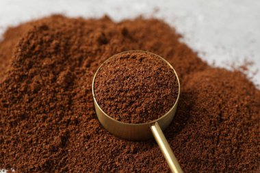 Kahve ve kepçeyle aydınlatma masasına yakın çekim.