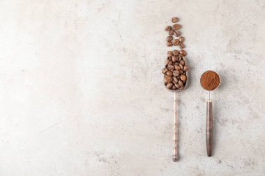 Kahveli Scoops ve açık gri desenli masa üzerinde fasulye, düz yatak. Metin için boşluk