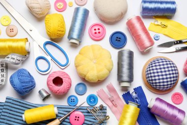 Beyaz arka planda farklı dikiş malzemeleri var.