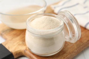 Cam kavanozdaki jelatin tozu, yakın plan.