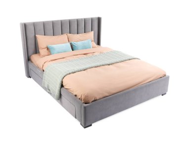 Beyaz çarşaflı büyük bir yatak.