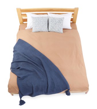 Temiz çarşafları olan büyük bir yatak, beyazın üstünde, manzaranın üstünde.