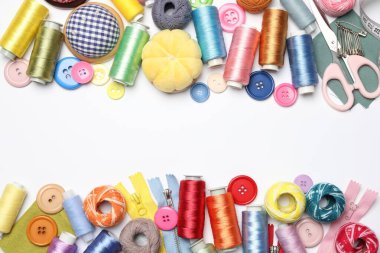 Beyaz arka planda farklı dikiş malzemelerinden yapılmış bir çerçeve. Metin için boşluk