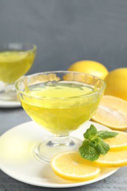 Gri ahşap masada naneli limon reçeli, yakın plan.