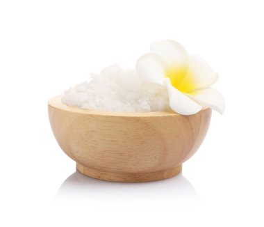 Beyaz kaptaki doğal deniz tuzu ve tesisat çiçeği.