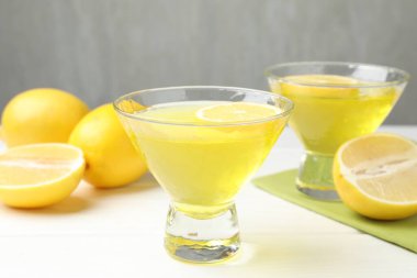 Beyaz ahşap masada lezzetli limon jölesi, yakın plan.