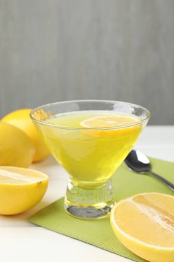 Beyaz ahşap masada lezzetli limon jölesi, yakın plan.