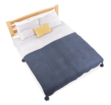 Temiz çarşafları olan büyük bir yatak, beyazın üstünde, manzaranın üstünde.