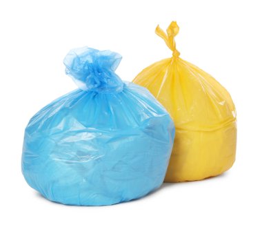 Plastik torbalardaki çöpler beyaza izole edilmiş.