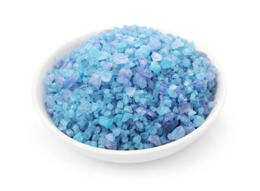 Mavi deniz tuzu beyaz kasede izole edilmiş.