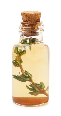 Beyaz üzerine izole edilmiş bir şişe kekik yağı.