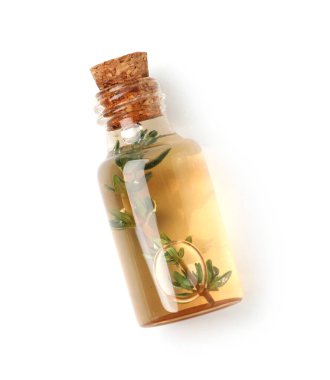 Bir şişe kekik yağı beyaza izole edilmiş, üst görünüm