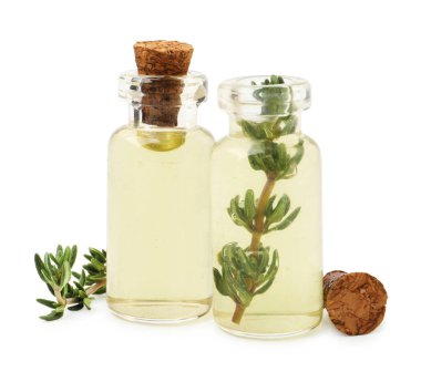 Beyaz üzerine izole edilmiş kekik yağı şişeleri