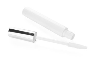 Aplikatörlü kirpik astarı beyaza izole edilmiş. Makyaj ürünü