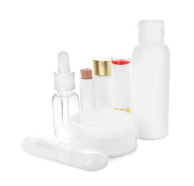 Beyaza izole edilmiş farklı stil makyaj ürünleri.