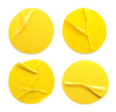 Beyaz üzerine izole edilmiş sarı etiketler.