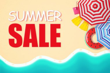 Yaz indirimi. Plaj aksesuarları ve deniz dalgalarının kumsalda yuvarlandığı poster tasarımı.