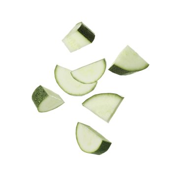 Kabak parçaları beyaz arka plana düşüyor. Taze sebze.