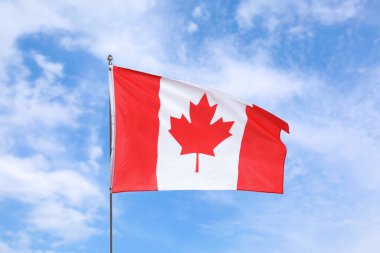 Kanada bayrağı bulutlu mavi gökyüzüne karşı