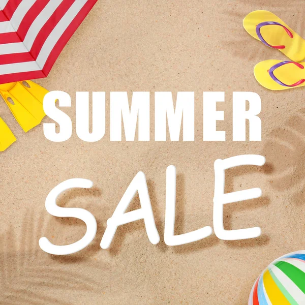 Yaz indirimi posteri ya da çıkartma tasarımı. Altın kumda plaj aksesuarları, üst manzara