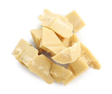 Doğal kakao yağı parçaları beyaza izole edilmiş.