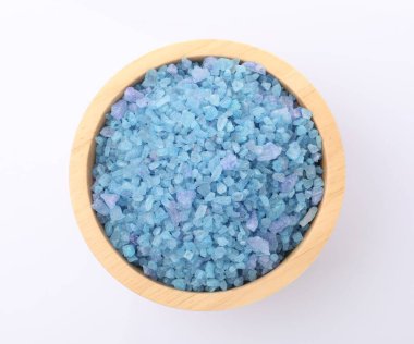 Mavi deniz tuzu ahşap kasede, beyaz manzarada izole.