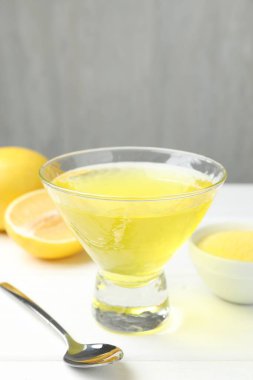 Beyaz ahşap masada leziz limon jölesi, yakın plan. Metin için boşluk