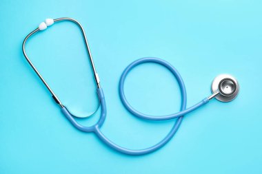 Açık mavi arkaplanda steteskop, üst görünüm