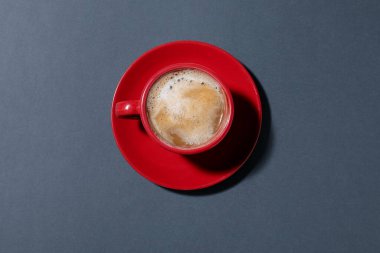 Gri arka planda bir fincan aromatik kahve.