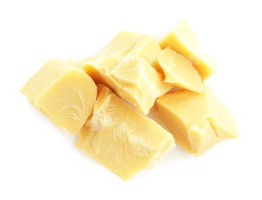 Doğal kakao yağı parçaları beyaza izole edilmiş.