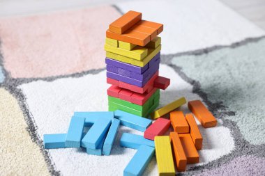 Yerdeki tahta bloklardan yapılmış renkli kule, yakın plan.