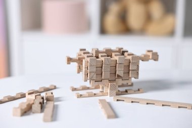 Beyaz masadaki ahşap bloklardan yapılmış helikopter figürü.