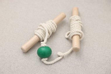 Koltukta çocukların motor becerileri için bir oyuncak, yakın plan.