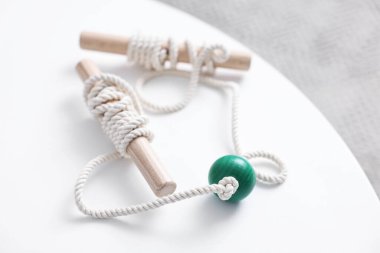 Beyaz masada çocukların motor becerileri için oyuncaklar, yakın plan