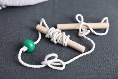 Koltukta çocukların motor becerileri için bir oyuncak, yakın plan.