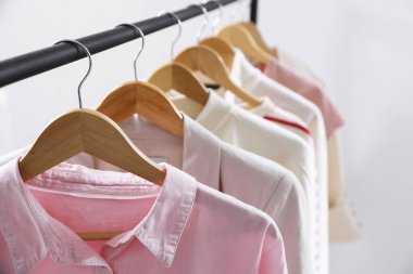 Farklı şık kıyafetler askıda asılı, kapalı, yakın çekim.