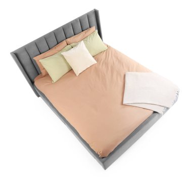 Temiz çarşafları olan büyük bir yatak, beyazın üstünde, manzaranın üstünde.