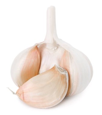 Taze sarımsak soğanları ve karanfiller beyaz üzerine izole edilmiş.