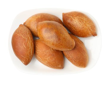 Lezzetli fırınlanmış köfteler beyaza izole edilmiş, üst manzara. Ev yapımı hamur işleri