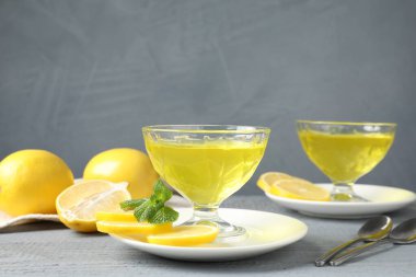 Gri ahşap masada naneli limon reçeli. Metin için boşluk