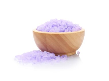 Tahta kasedeki mor deniz tuzu beyaza izole edilmiş.