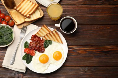 Tahta masada servis edilen yağda yumurta ve pastırmayla nefis bir kahvaltı. Metin için boşluk