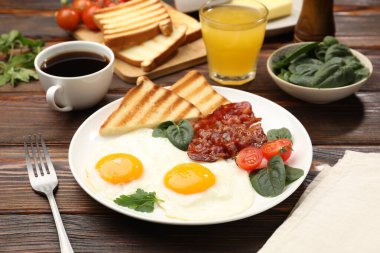 Yağda yumurta ve pastırma ile nefis bir kahvaltı, ahşap masada servis edilir, yakın plan.