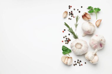 Taze sarımsak, biber, biberiye ve maydanoz. Metin için boşluk